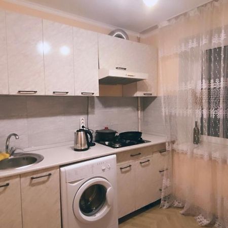 2 Комн Квартира На Новой Площади Appartamento Almaty Esterno foto