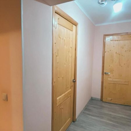 2 Комн Квартира На Новой Площади Appartamento Almaty Esterno foto