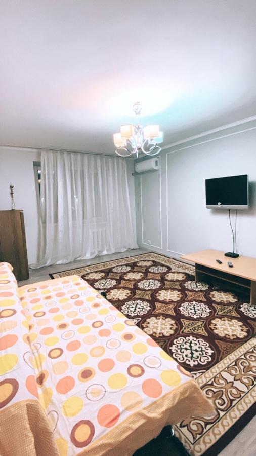2 Комн Квартира На Новой Площади Appartamento Almaty Esterno foto