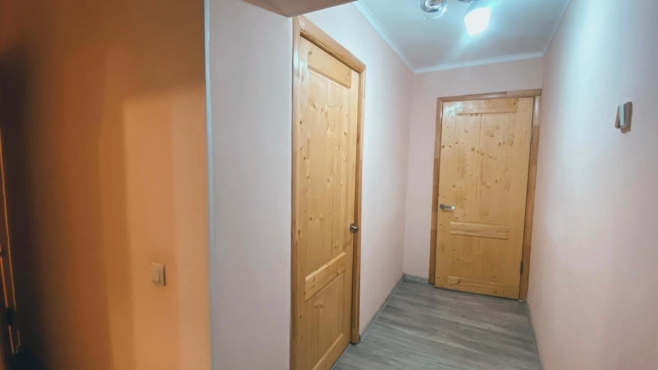 2 Комн Квартира На Новой Площади Appartamento Almaty Esterno foto