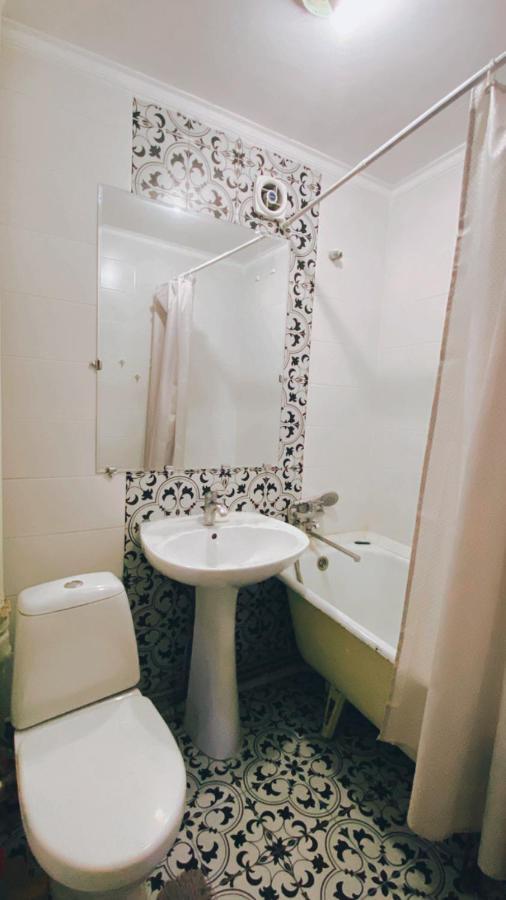 2 Комн Квартира На Новой Площади Appartamento Almaty Esterno foto